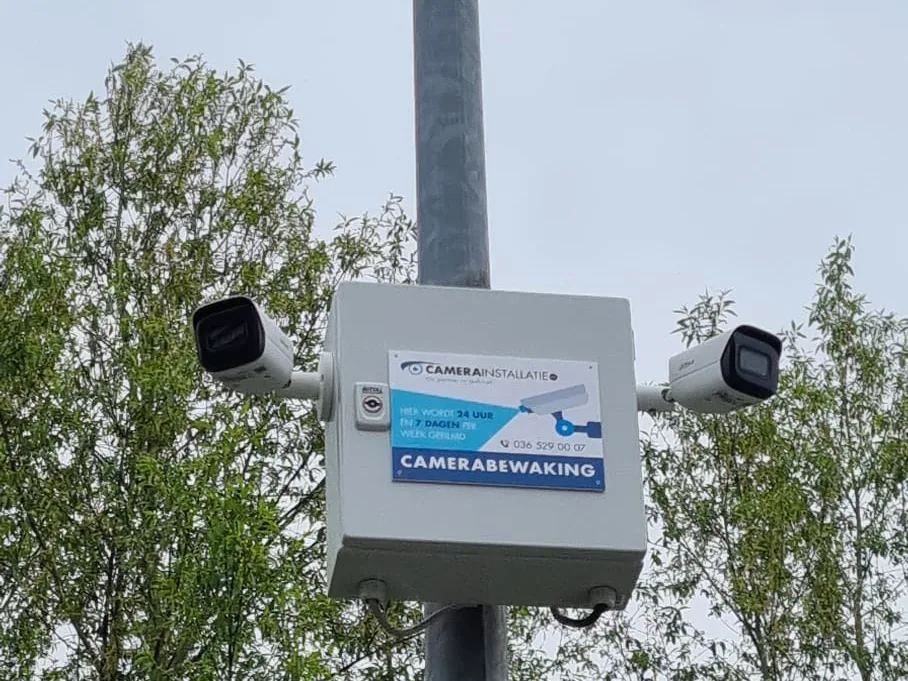 Aansluitkast halverwege de paal, met de camera daar vlak boven