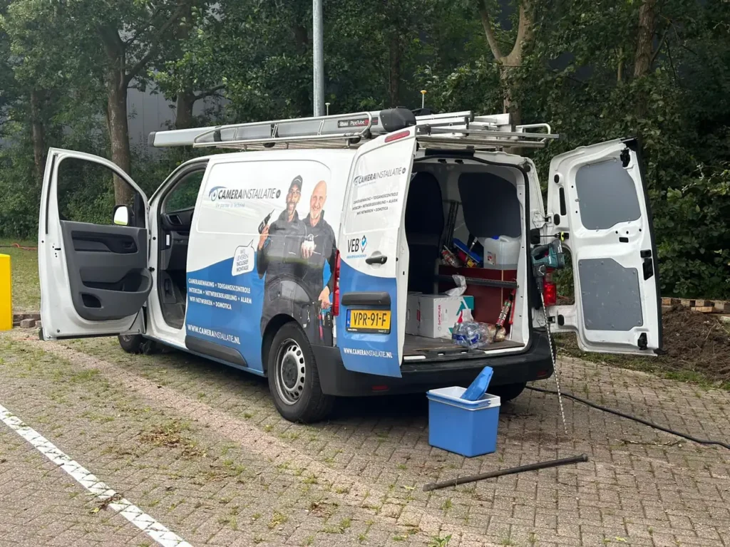 Bedrijfsbus met open deuren op locatie, alles bij de hand