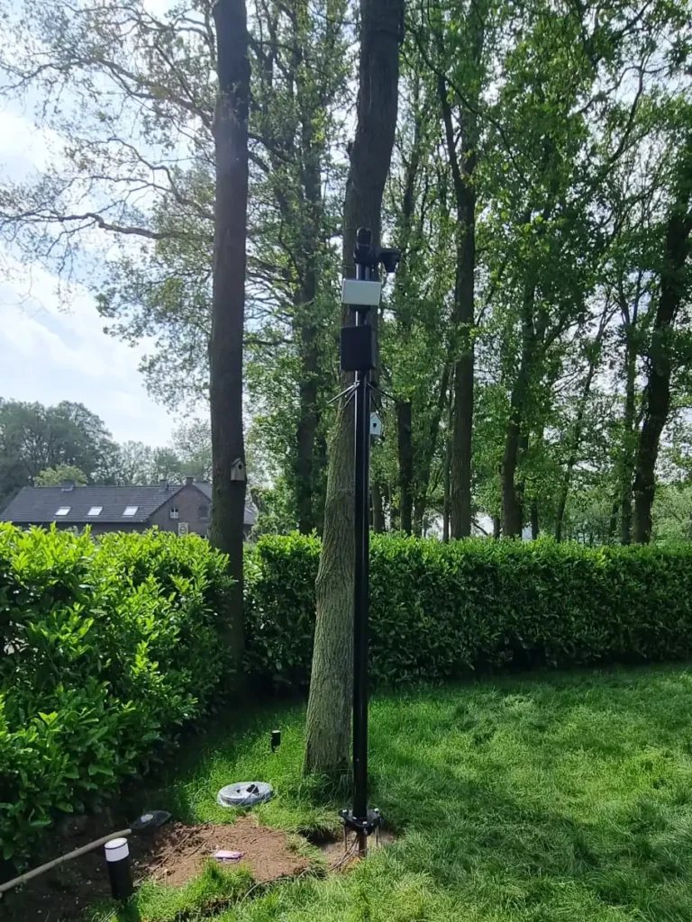 Camerapaal waarop naast de camera ook een schijnwerper is gemonteerd