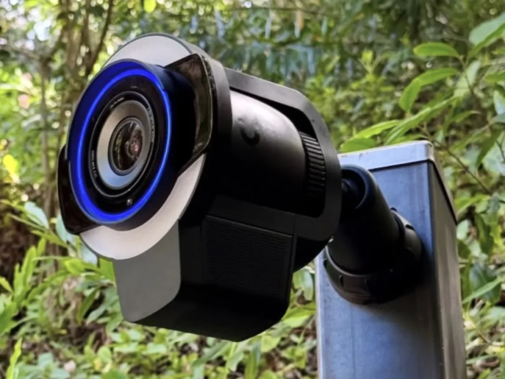Camera met verlichtingsring op een verzinkte paal