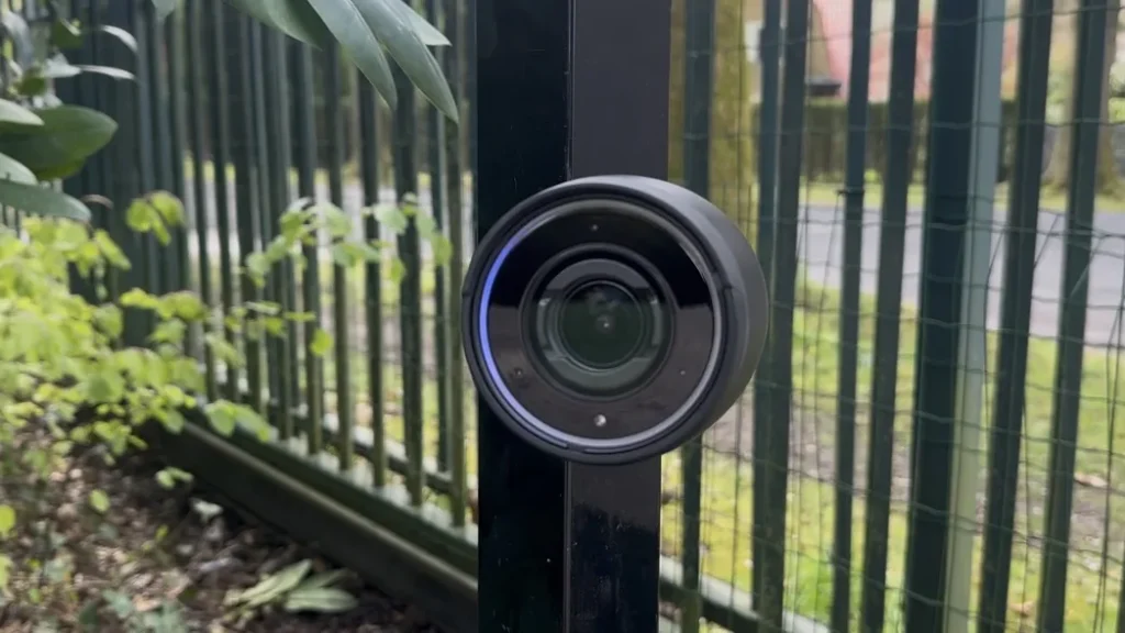 Camera op kentekenhoogte, gemonteerd op een laag paaltje langs het hek