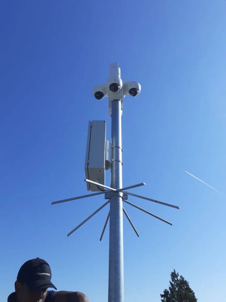 Cameracluster met aansluitkast op een hoge mast