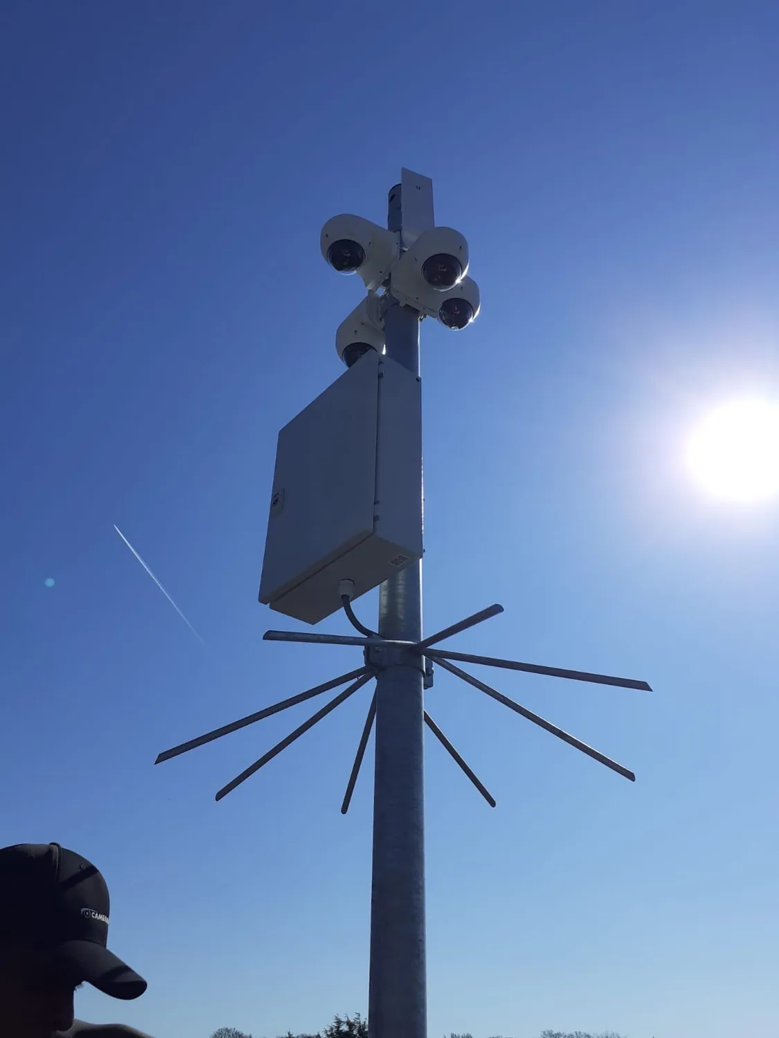 Cameramast met vier camera’s rondom en een aansluitkast halverwege de mast