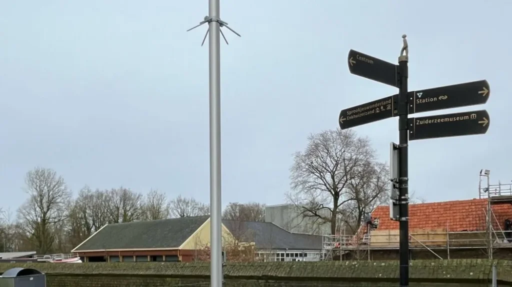Camerapaal bij het kruispunt van twee paden, met vrij zicht beide kanten op