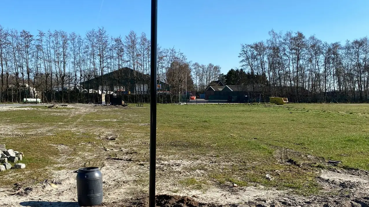 Camerapaal midden in een veld, met het grondwerk er nog vers omheen