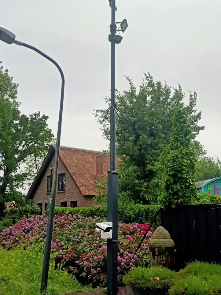 Camerapaal met meerdere camera’s langs de straat bij een woning