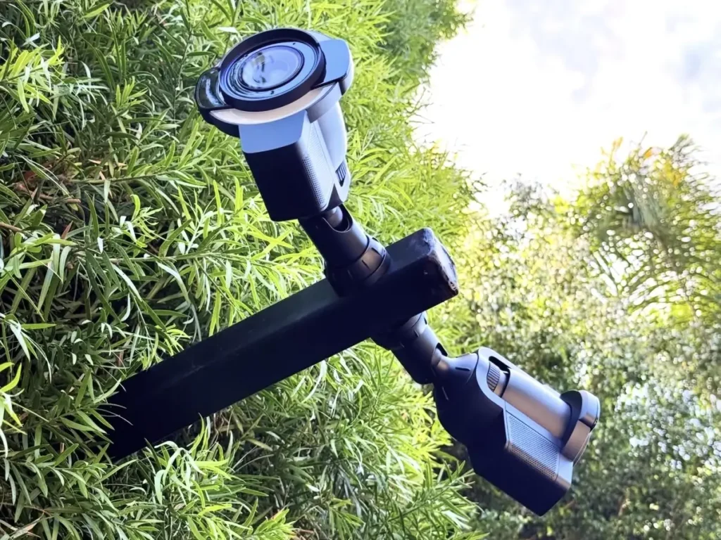 Dwarsarm op de paal met twee camera’s die verschillende richtingen op kijken