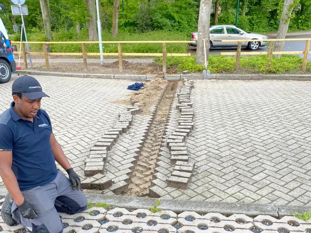 De grasbetonstenen gaan steen voor steen terug op hun plek