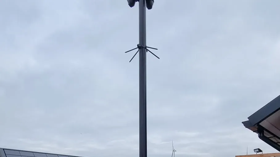 Grondwerk rond een nieuwe camerapaal, met de bedrijfsbussen op locatie