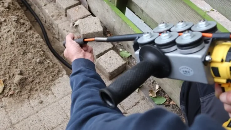 De kabel wordt ter plaatse op maat afgemonteerd