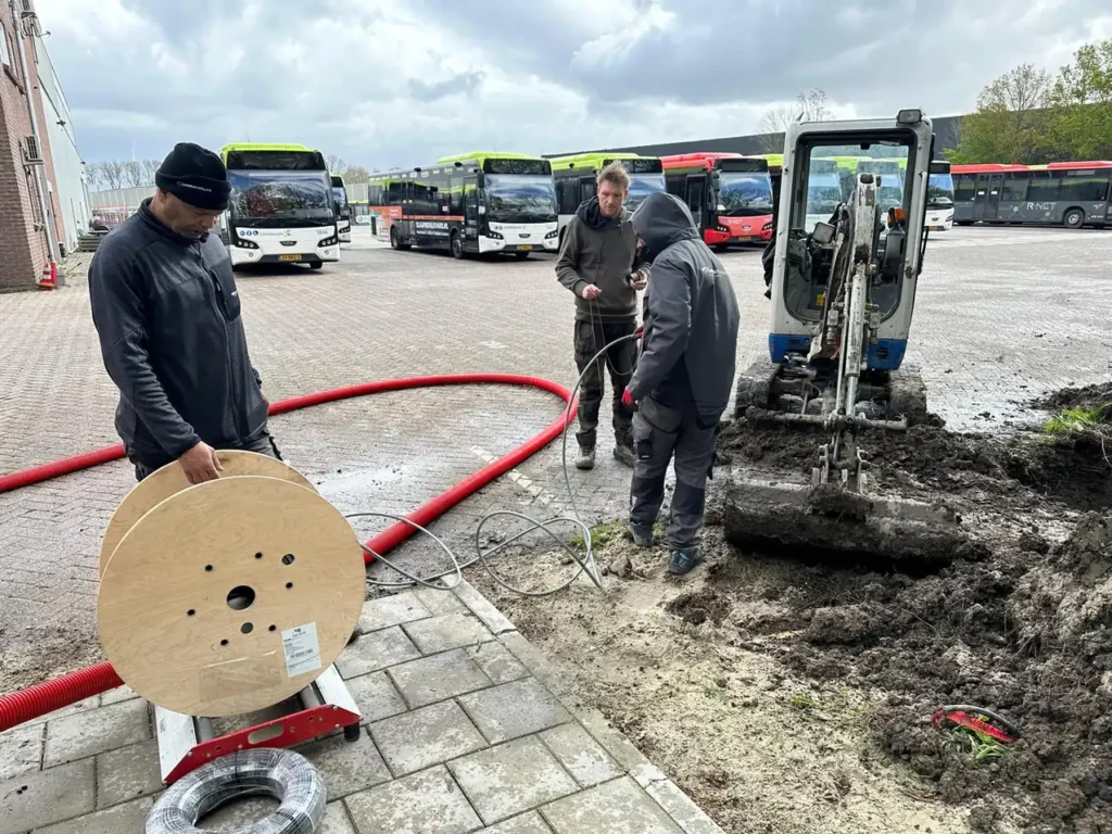 Kabelhaspel en graafmachine op een bedrijfsterrein tijdens de aanleg