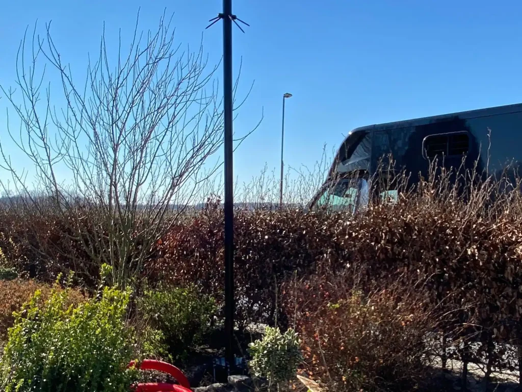 Rode mantelbuis in de grond naast een net geplaatste camerapaal