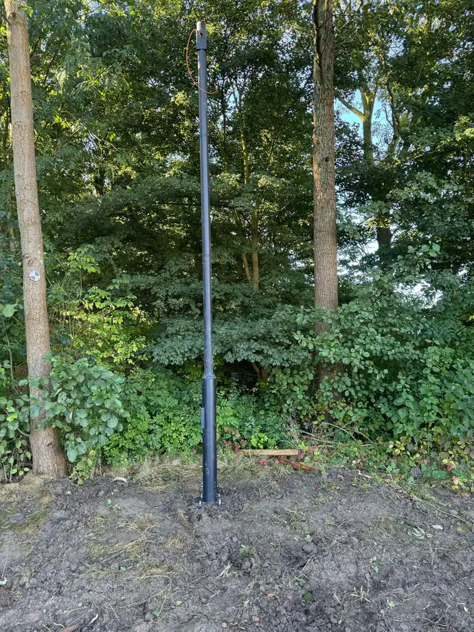 Nieuwe camerapaal in het bos, de grond eromheen nog vers