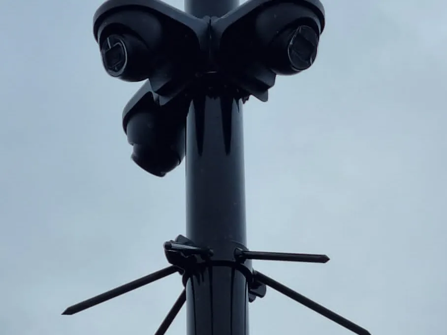 De kop van een camerapaal met vier camera’s die alle kanten op kijken