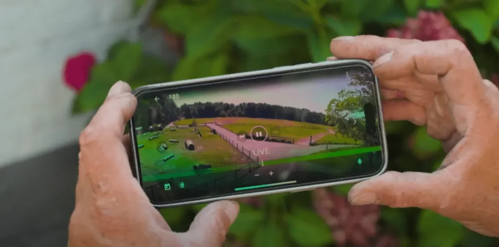 Live beeld van het terrein op een telefoon