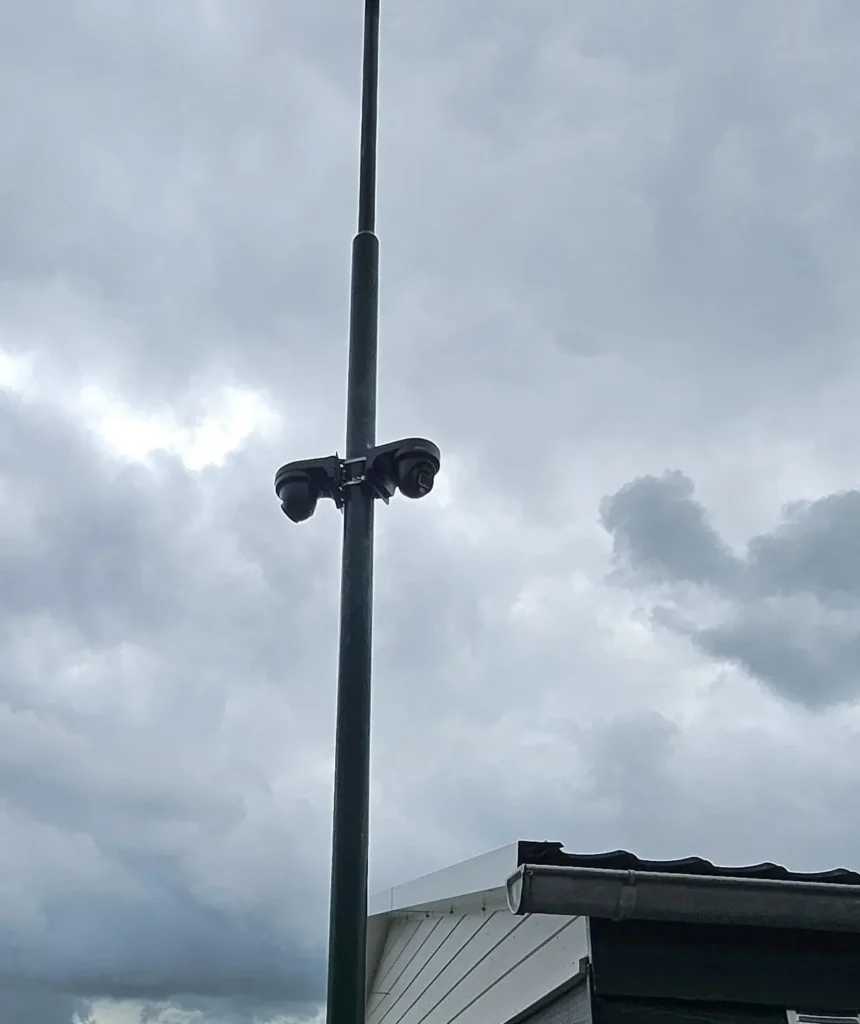 Twee zwarte camera’s rug aan rug op een mast