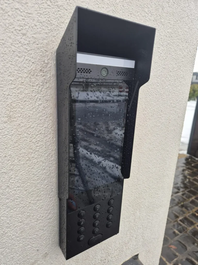 Intercom met scherm en toetsen in een zuil