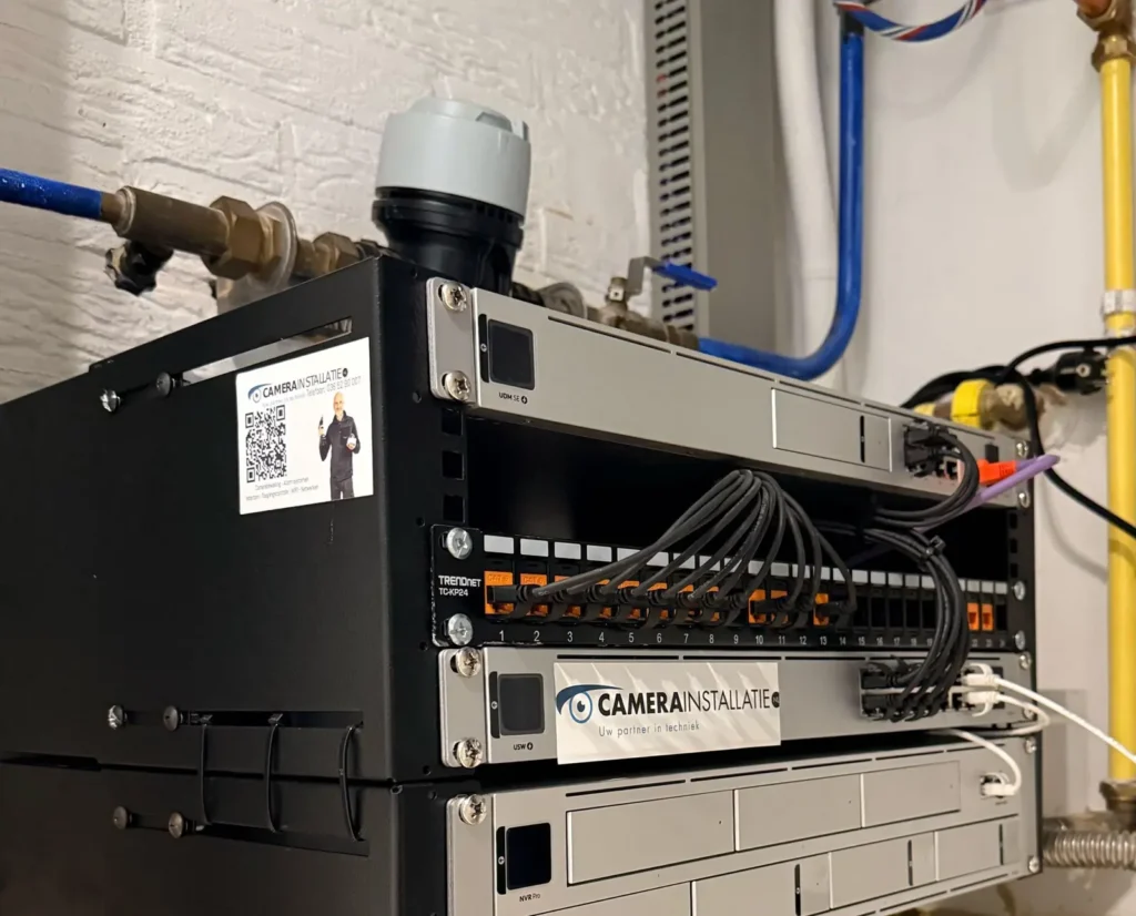 Patchkast met recorder en gelabelde kabels