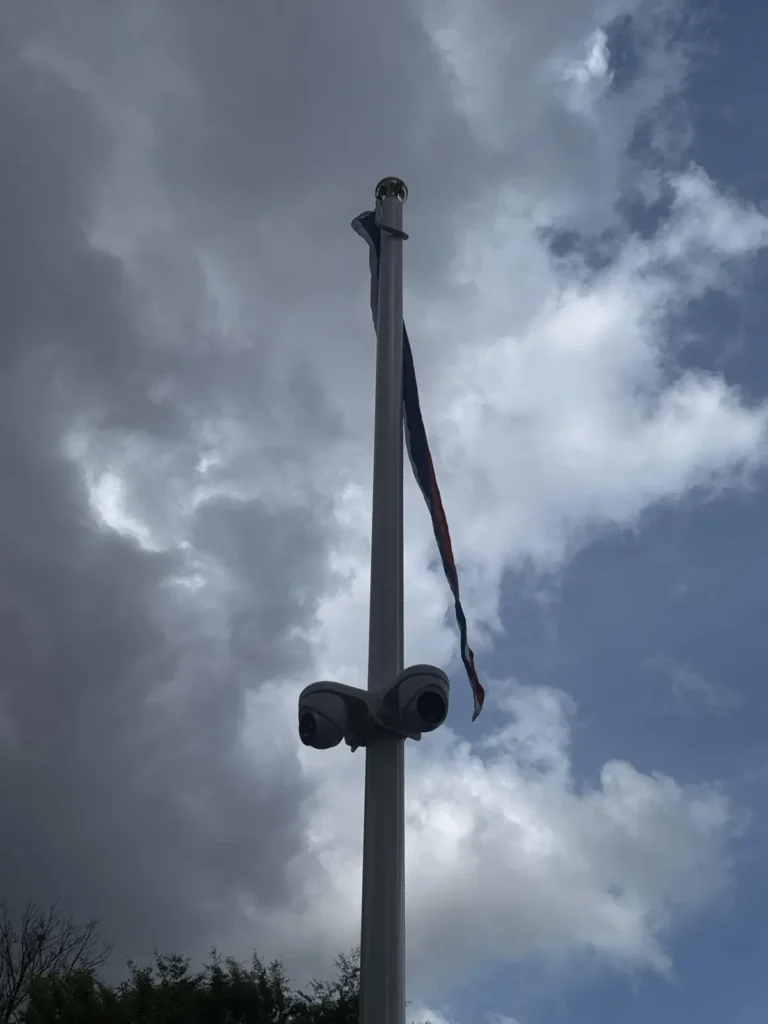 Vlaggenmast met twee camera’s, van onderaf gezien