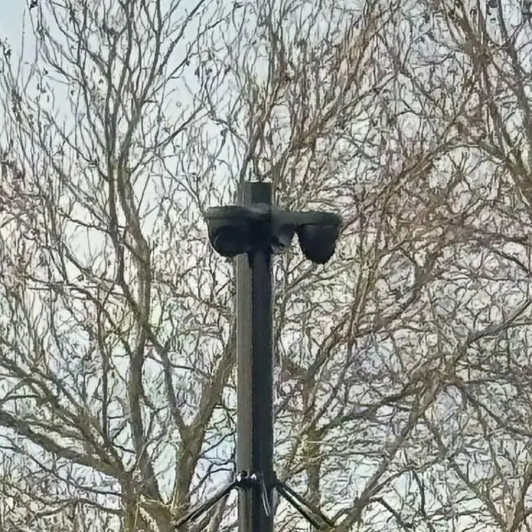 Twee camera’s bovenaan de mast