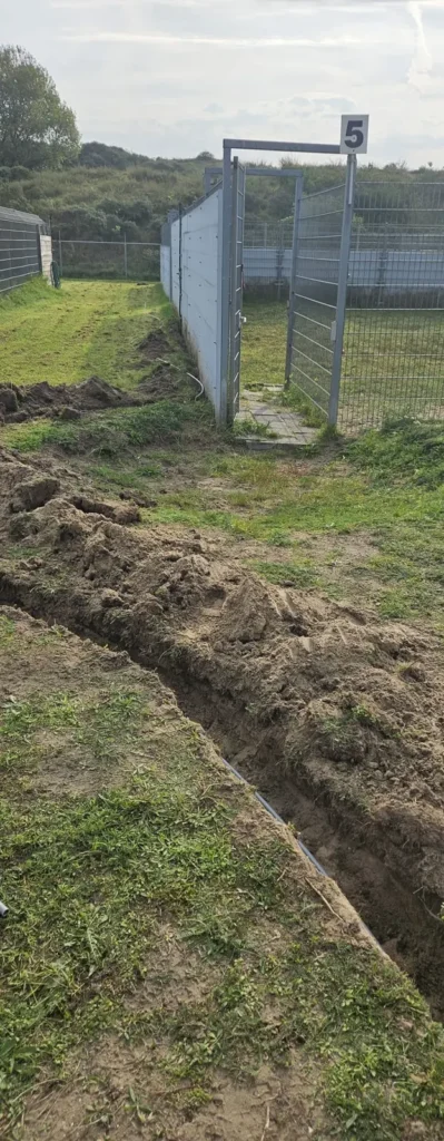 Sleuf met mantelbuis langs de buitenrennen