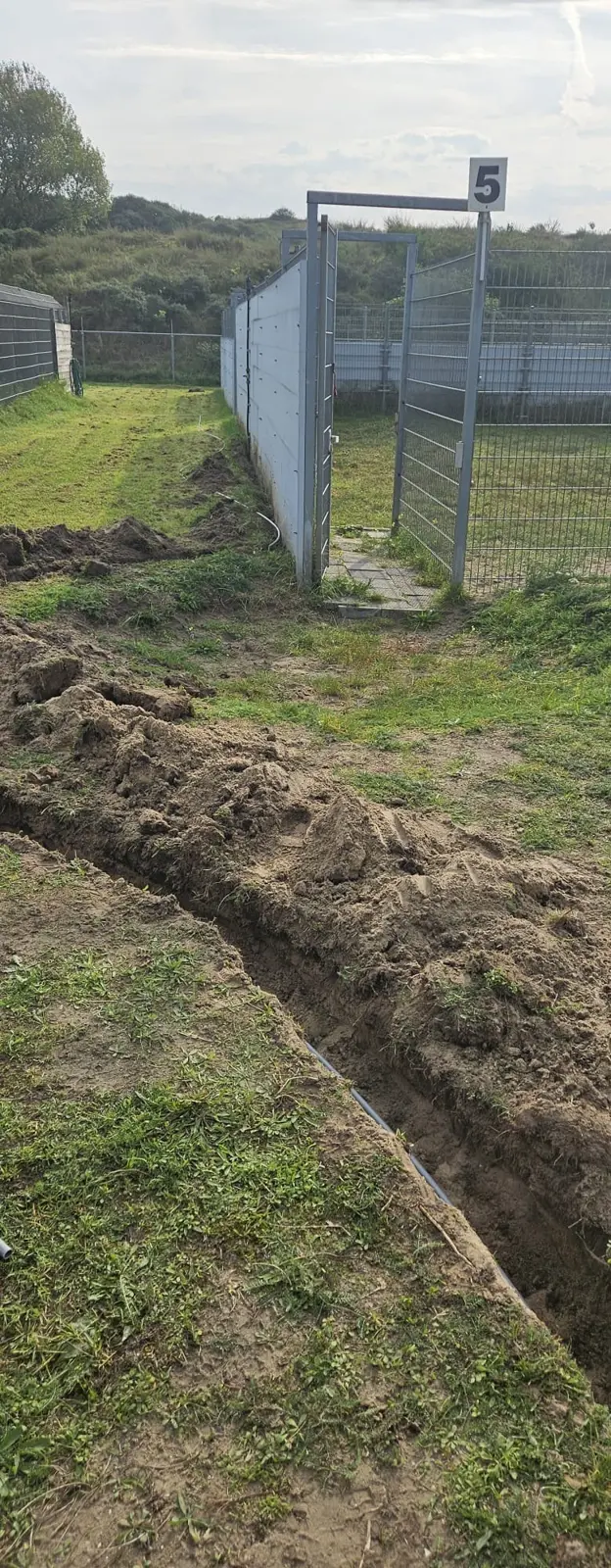 Sleuf met mantelbuis langs de buitenrennen